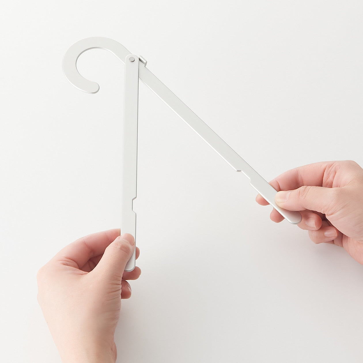 PORTABLE ALUMINIUM HANGER