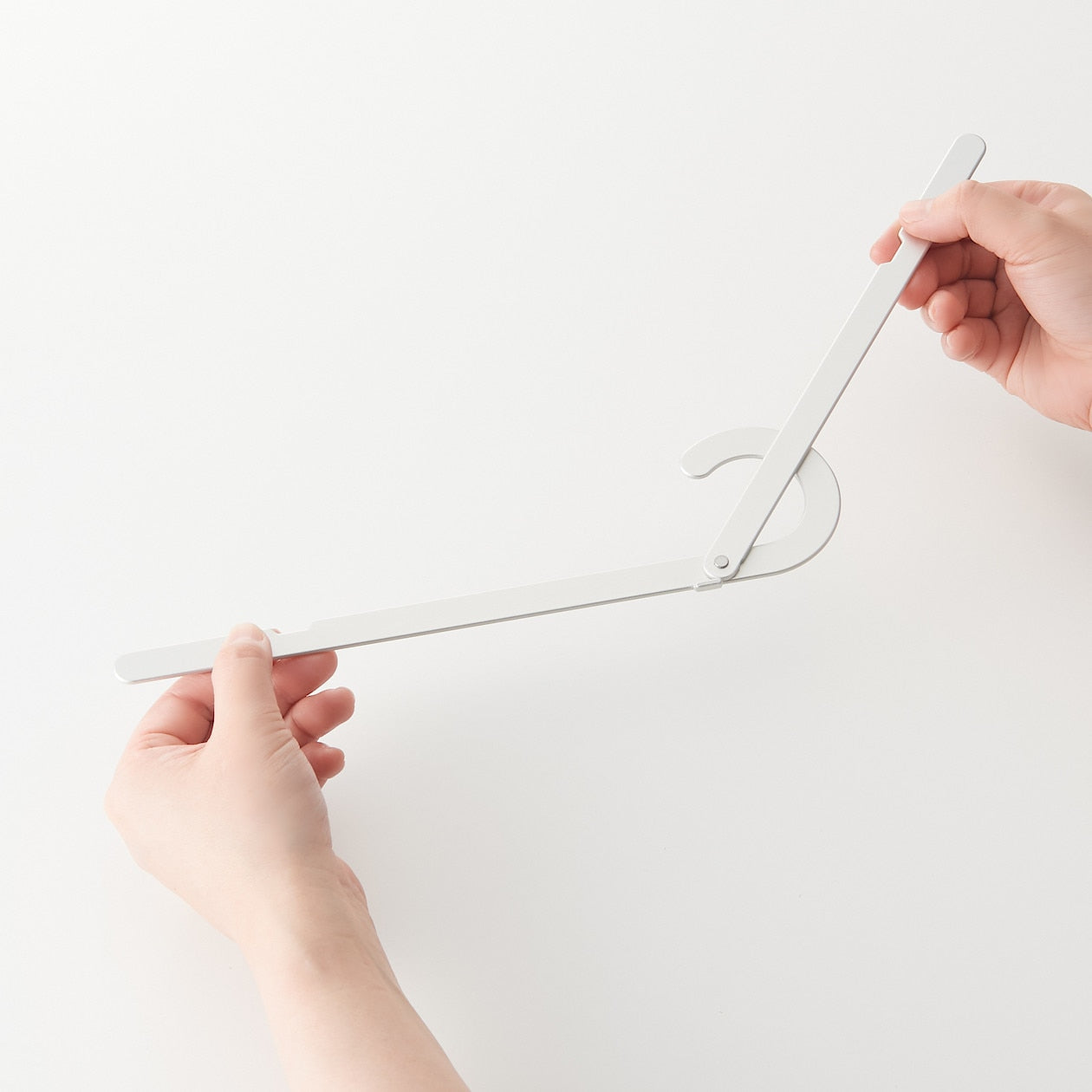PORTABLE ALUMINIUM HANGER